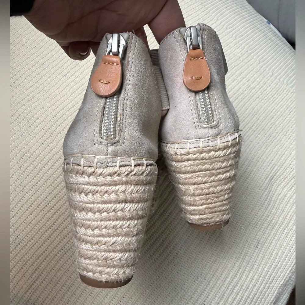 Gentle Souls Wedges‎
